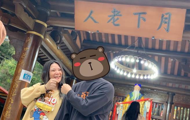 小甜甜和老公一起到月老庙还愿。（图／FB@小甜甜）