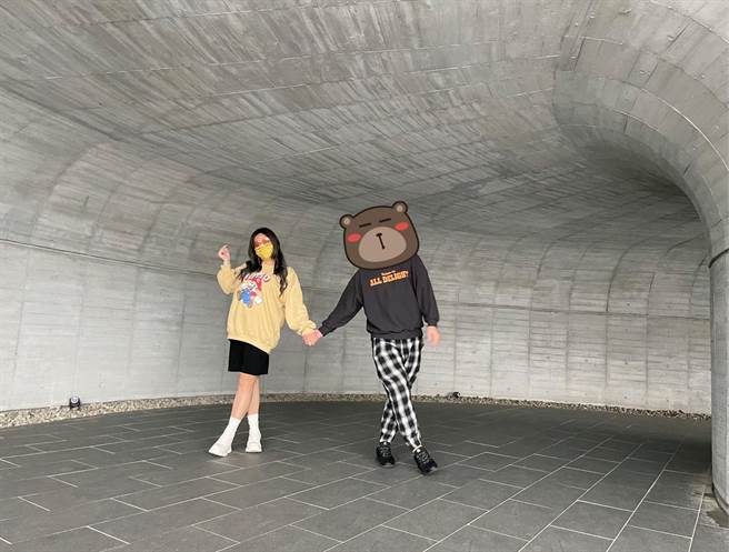 小甜甜拜了日月潭的月老庙，舍弃详细的条件，果然遇到老公。（图／FB@小甜甜）