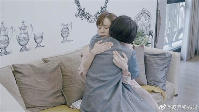 侯佩岑和妈妈相拥而泣。（图／翻摄自婆婆与妈妈微博）