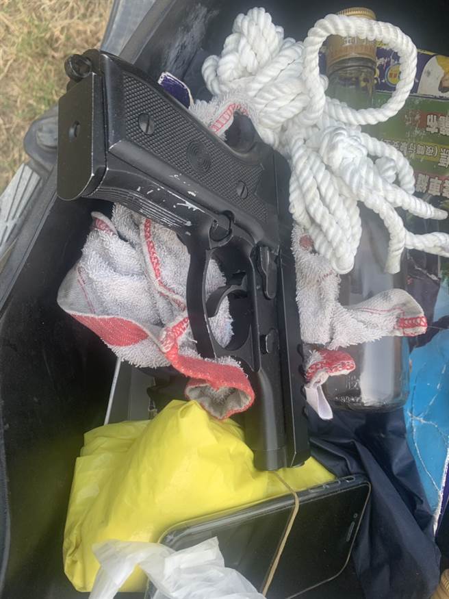 狂轟前妻友人10槍釀2死，罹癌麵包師逃亡15小時上午落網，警方起出做案用兇槍。(戴志揚翻攝)
