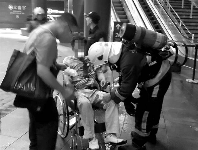 林英昌当日晚间，在台铁1258次区间车即将抵达松山站之际，引爆自制的钢管爆裂物，共造成自己在内的25人轻重伤，图文林嫌受伤画面。（中时资料照）
