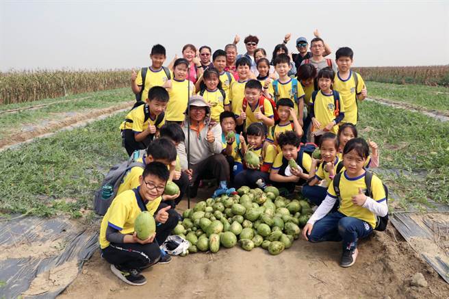 南大附小彩虹斑馬志工隊前往八掌溪畔瓜田撿拾西瓜綿仔。（彩虹斑馬志工隊提供／洪榮志台南傳真）