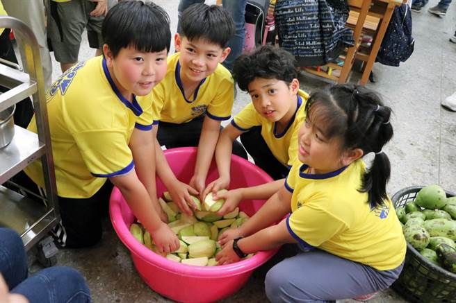 南大附小彩虹斑馬志工隊撿拾西瓜綿仔後，帶回學校製作西瓜綿。（彩虹斑馬志工隊提供／洪榮志台南傳真）