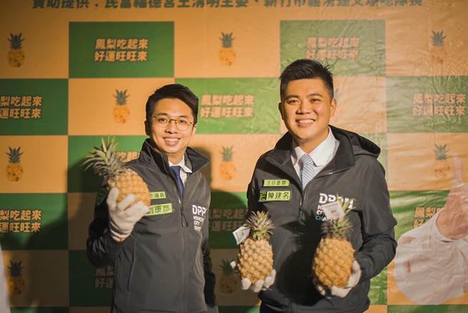 民进党新竹市党部主委陈建名、民进党中央党部发言人刘康彦（左），7日在民富福德宫发放免费凤梨。（图／摘自刘康彦脸书）