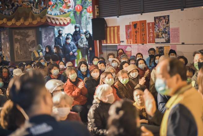 民进党新竹市党部主委陈建名、民进党中央党部发言人刘康彦，7日在民富福德宫发放免费凤梨，吸引大批民眾。（图／摘自刘康彦脸书）