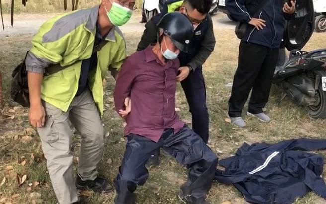 警方原本担心方嫌有枪枝，特别派出特勤与霹雳警力荷枪实弹攻坚，不过对方无强力抵抗，遭逮时表情狼狈、跪坐地上。（图／记者戴志扬翻摄）