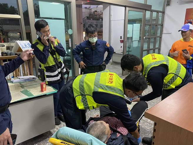 警方载着老翁返回派出所安置，并通报救护车到场协助陪同送医。（清水警分局提供／陈淑娥台中传真）