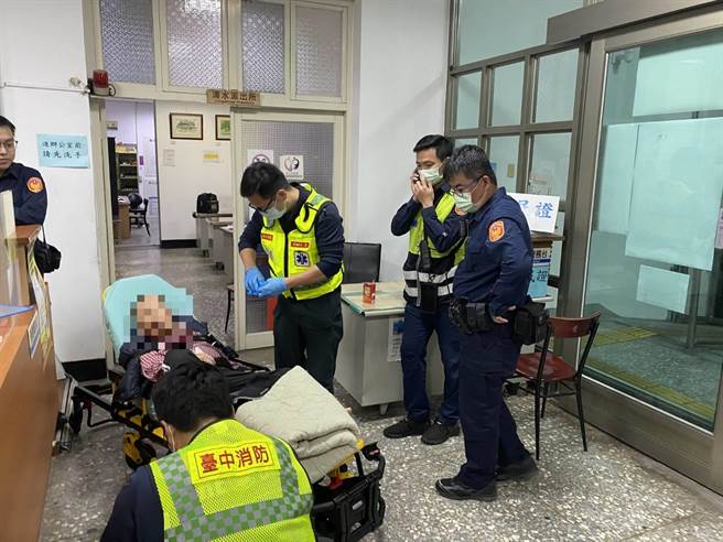 警方载着老翁返回派出所安置，并通报救护车到场协助陪同送医。（清水警分局提供／陈淑娥台中传真）