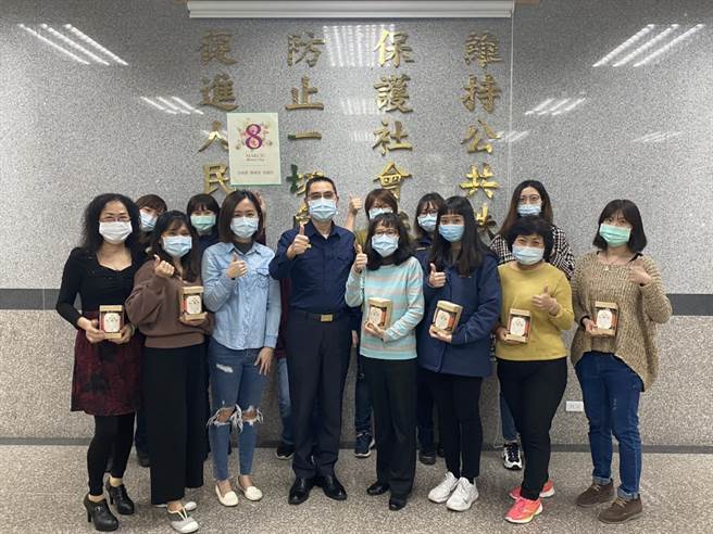 为欢祝38妇女节，林口警分局今特别准备「玫瑰红枣茶」，由分局长陈保安到分局各单位赠送给所有女性同仁，慰勉她们在工作岗上的付出与辛劳，并期许她们工作之余更要照顾好自己，场面格外温馨。(宋原彰翻摄)
