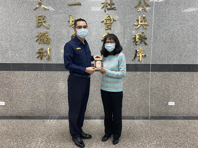 庆祝妇女节，林口分局长赠玫瑰红枣茶包，慰劳女警健康美丽带着走。(宋原彰翻摄)
