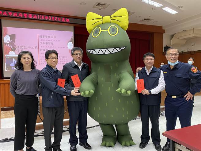 適逢3月8日國際婦女節，新北市警察局長黃宗仁今（8日）主持警局晨報中，表揚性平講習中性平亮點方案獲王委員評選最優良3單位。（警察局提供）