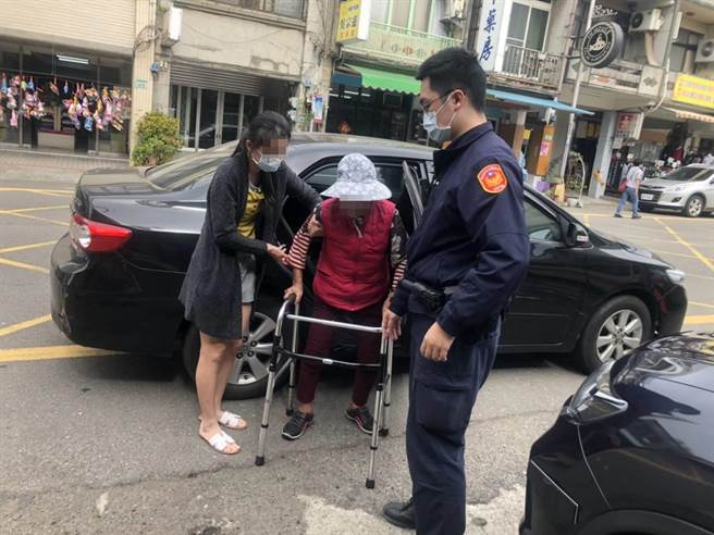 新坡派出所員警協助老婦返家。（姜霏翻攝）