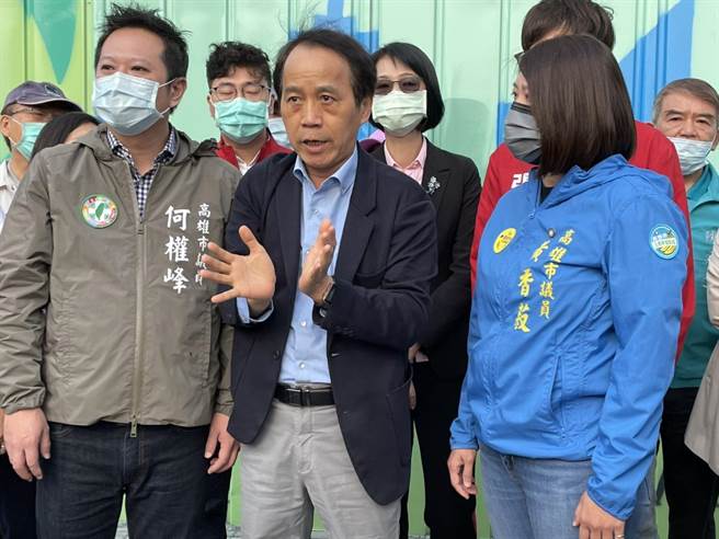 中博高架桥拆除工程完工，取代中博高架桥的站西路也于8日上午6时准时通车，高雄市副市长林钦荣一早率市府团队前往站西路视察首日通车情况，上班时段车流状况还算顺畅。（洪浩轩摄）