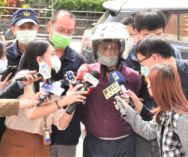 槍擊兩名男子致死的嫌犯方進祥8日上午落網，他面對媒體的發問，不發一語。（林瑞益攝）