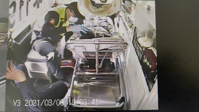 黃姓男子送醫急救。（民眾提供／廖志晃南投傳真）