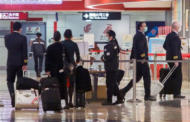 交通部上周预告修正「航空器飞航作业管理规则」，首度将机组员于机上或国外执勤时违反防疫规定纳入民航法开罚，预计近日正式实施。示意图。(资料照/陈麒全摄)