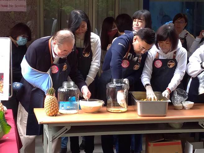 国民党主席江启臣、秘书长李乾龙制作凤梨酵素。（黄福其摄）