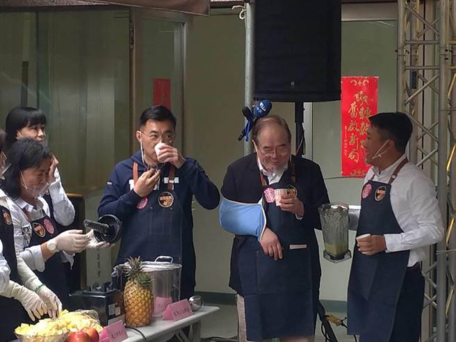 国民党主席江启臣、秘书长李乾龙品尝凤梨苹果汁。（黄福其摄）