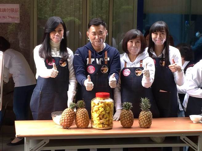 女立委万美玲（左起）、党主席江启臣与女立委吕玉玲、北市议员阙枚莎等一展示刚制作凤梨酵素。（黄福其摄）