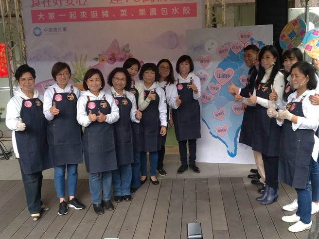 国民党主席江启臣与各县市女立委们以意象凸显护台湾食安。（黄福其摄）