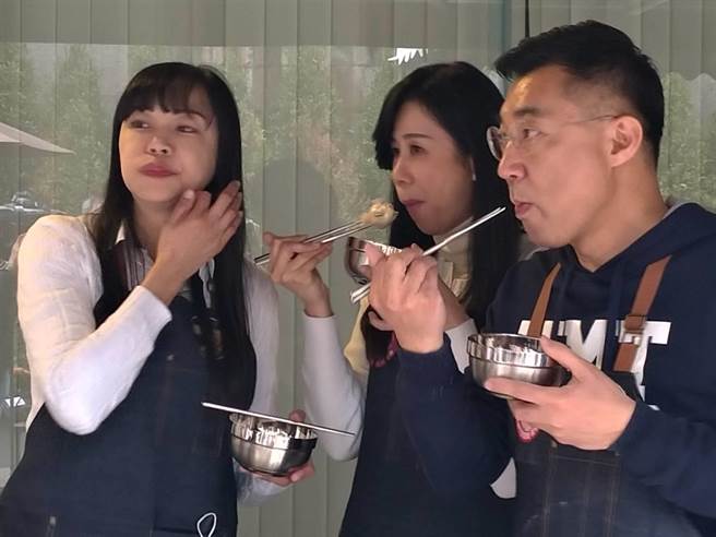江启臣（右起）与立委万美玲、北市议员阙枚莎大啖台湾食材水饺。（黄福其摄）