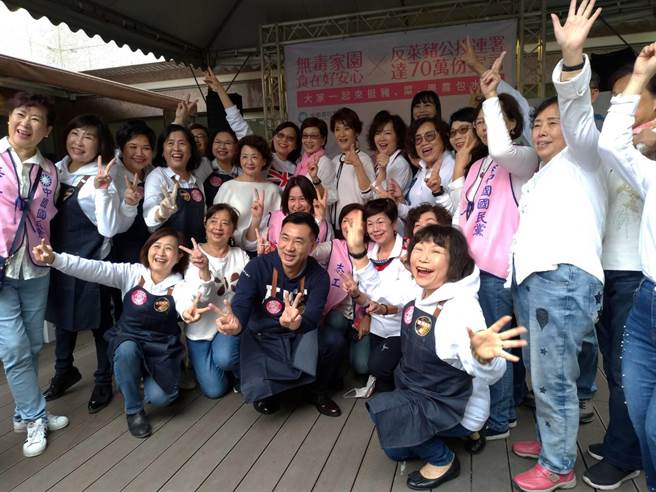 国民党主席江启臣、女立委们及妇政志工开心合影。（黄福其摄）