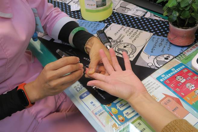 許多糖尿病患認為沒有不舒服，就不需要看醫生住院，因此對糖尿病漠視，不按時試測血糖，飲食還不節制，往往造成血糖失控。（吳建輝攝）