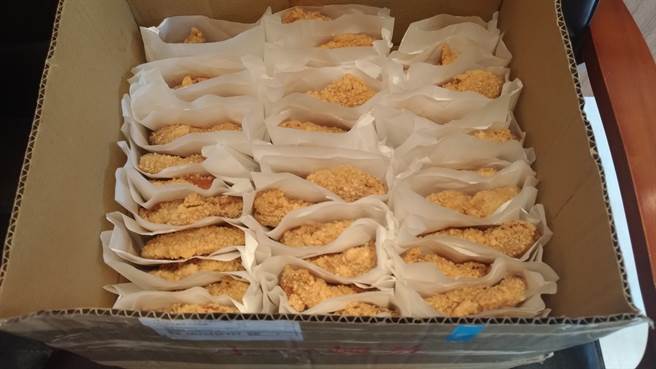 校长陈昭龙为奖励孩子，特别买了36份鸡排。（图／校长陈昭龙提供）