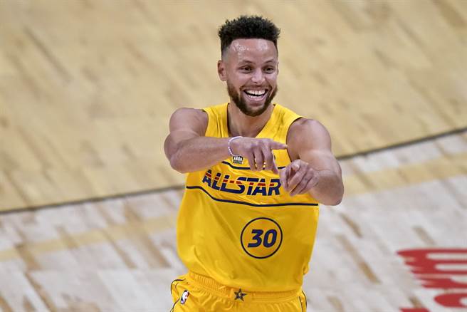 柯瑞全场投进8颗三分球，最后拿下28分。(美联社)