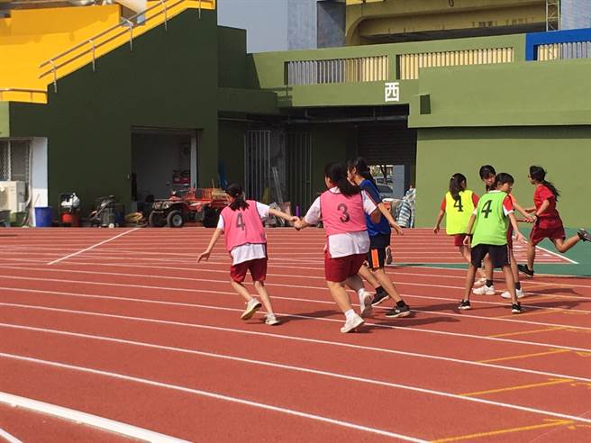 飞沙国中一年级的学生在全县运动会中，拿下大队接力第五名，校长鼓励他们请吃鸡排。（图／校长陈昭龙提供）