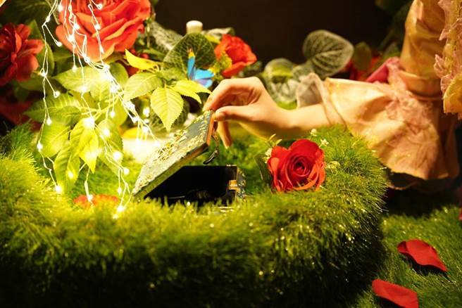 （君品酒店利用酒店客房打造密室实境游戏「美女与野兽-禁锢玫瑰」。图／台北君品酒店）