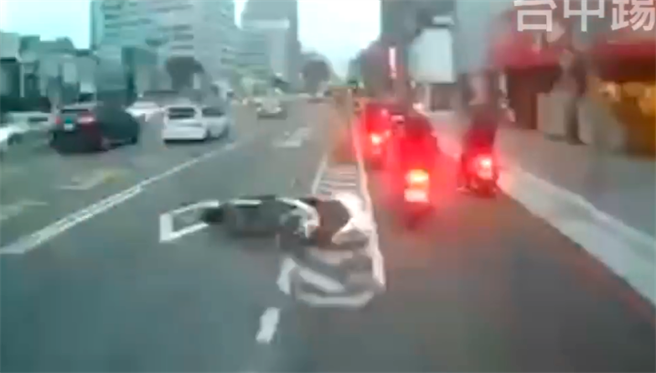 騎士摔車一連撞上數根桿子後，整個人的雙腳掛在桿上失去意識。（圖／翻攝自臉書「台中踢爆網」）