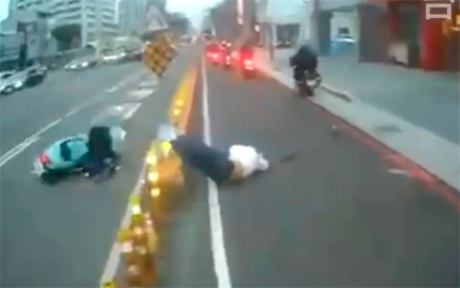騎士摔車一連撞上數根桿子後，整個人的雙腳掛在桿上失去意識。（圖／翻攝自臉書「台中踢爆網」）