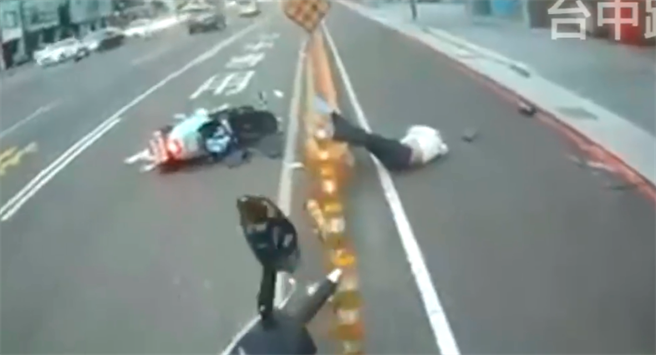 騎士摔車一連撞上數根桿子後，整個人的雙腳掛在桿上失去意識。（圖／翻攝自臉書「台中踢爆網」）