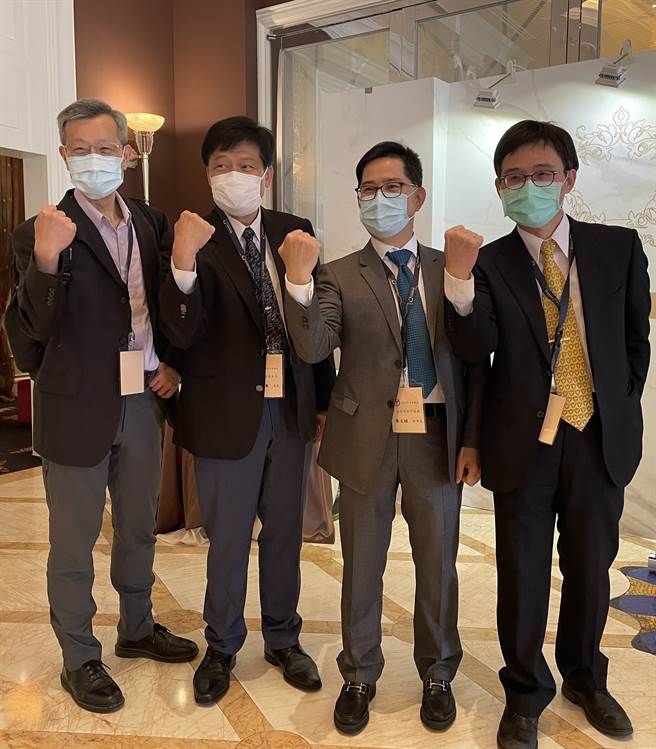 台中市診所協會即日起啟動「中彰投地區基層C肝微根除計畫」，7日盛大舉辦宣示儀式，台中市衛生局長曾梓展（左二）與彰化縣衛生局長葉彥伯（左一）也共同出席。（馮惠宜攝）