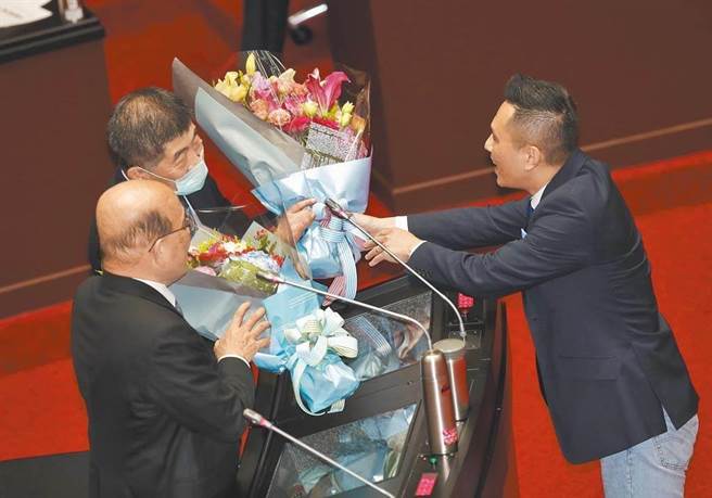 國民黨立委陳以信送花給蘇貞昌、陳時中。（本報資料照）