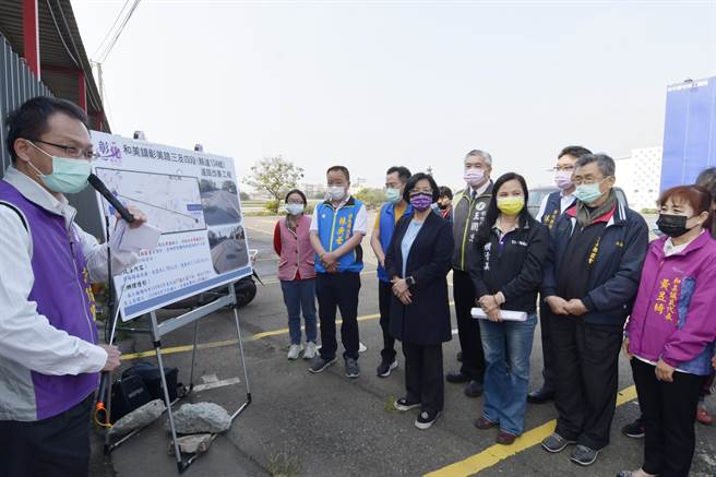 彰化县和美镇彰美路破损，彰县府投入1975万元重铺，预计3月底前完成77处孔盖下地及管线埋设，工程4月上旬开工，工期约到6月底完工。（吴敏菁摄）