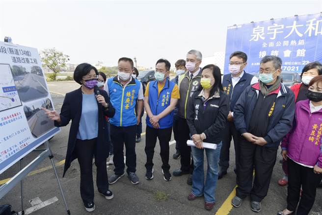 彰化县和美镇彰美路破损，彰县府投入1975万元重铺，预计3月底前完成77处孔盖下地及管线埋设，工程4月上旬开工，工期约到6月底完工。（吴敏菁摄）