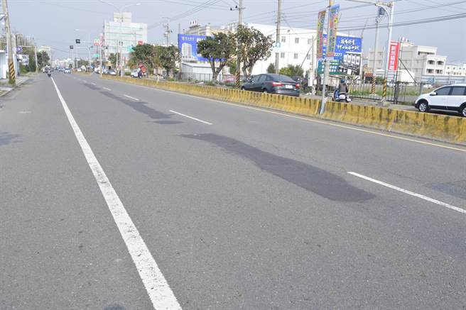 彰化县和美镇彰美路破损，彰县府投入1975万元重铺，预计3月底前完成77处孔盖下地及管线埋设，工程4月上旬开工，工期约到6月底完工。（吴敏菁摄）