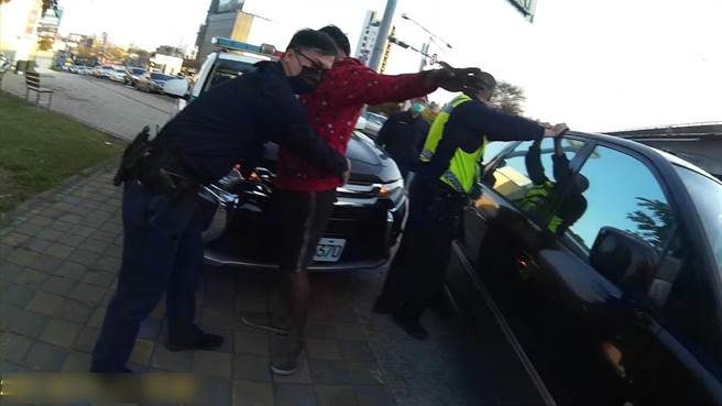 警方日前在路口执行守望勤务时，发现有违规车辆立即依法上前拦查。（警方提供）