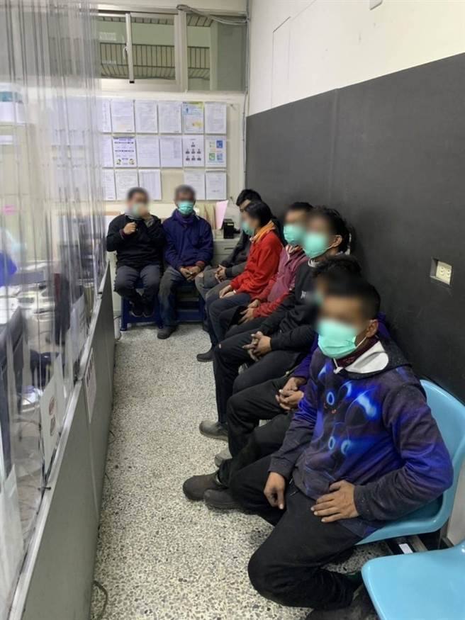 警方一次缉拿1名非法雇佣移工的雇主及8名失联移工归案。（警方提供)