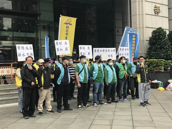 中华快递代表在交通部递交陈情书。（台湾汽车货运仓储工会提供）