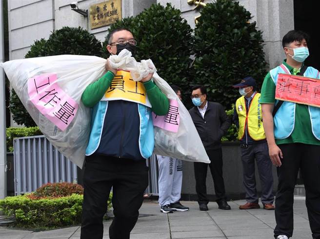 中华快递工会及多个声援友会8日在交通部门口举行记者会，工会成员演出行动剧，控诉工作量不断增加，基层员工底薪2.5K不到，且17年仅调整过一次薪资，要求建立健全的调薪制度，以保障员工权益。（刘宗龙摄）