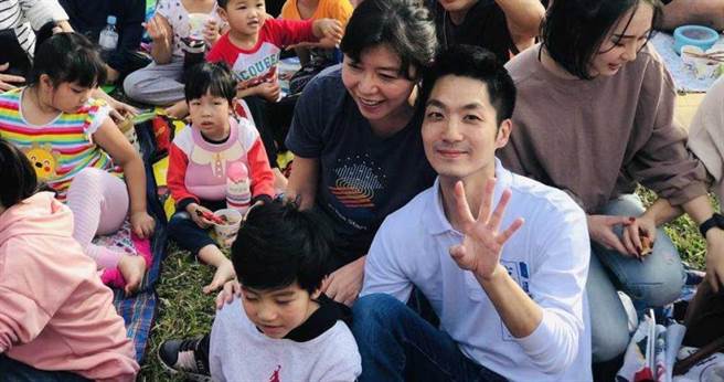 立委蒋万安爱家、爱太太形象广为人知，也长期在立法院争取女性职场权益。（图／报系资料照）