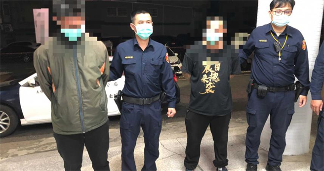 警方逮捕在左營廟會遶境活動中滋事的劉姓（右）和鄭姓嫌犯。（圖／讀者提供）