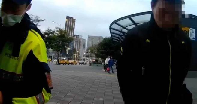 许男遇警盘查竟心虚拔腿狂奔。（图／翻摄画面）