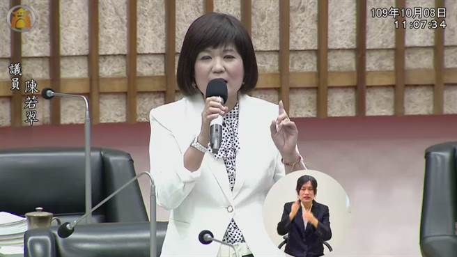 國民黨高市議員陳若翠砲轟市長陳其邁施政消極，不求有功但求無過，市民以後除了戴口罩，還要加戴鋼盔穿防彈衣嗎？(翻攝照片／劉宥廷高雄傳真)