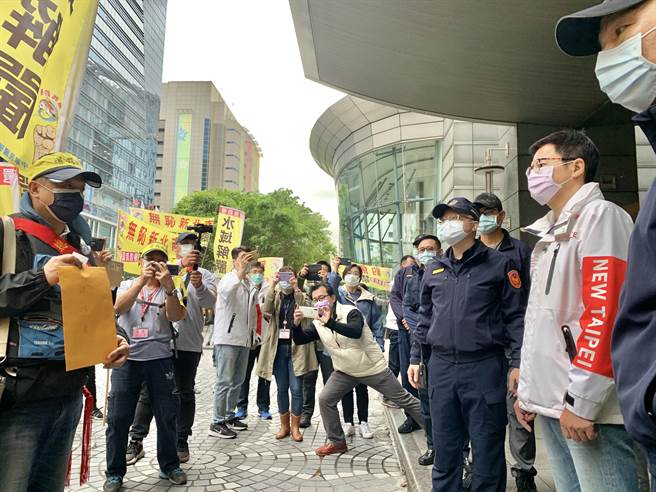 上百位小船玩家与钓客今上午愤而到新北市府外抗议，要求在合理的安全配套下，重新开放小船行驶权力。（许哲瑗摄）