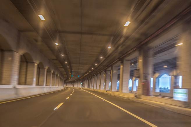 县警局在凤鼻尾隧道建置区间平均速率监测自动侦测系统，预计下半年启用科技执法。（罗浚滨摄）