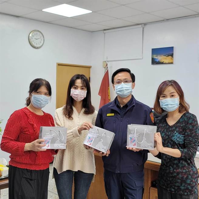 新北市永和警分局分局長為感謝女性同仁平時的辛勞，特別準備了特級面膜，一一送給分局每位女性同仁。（永和警分局提供）